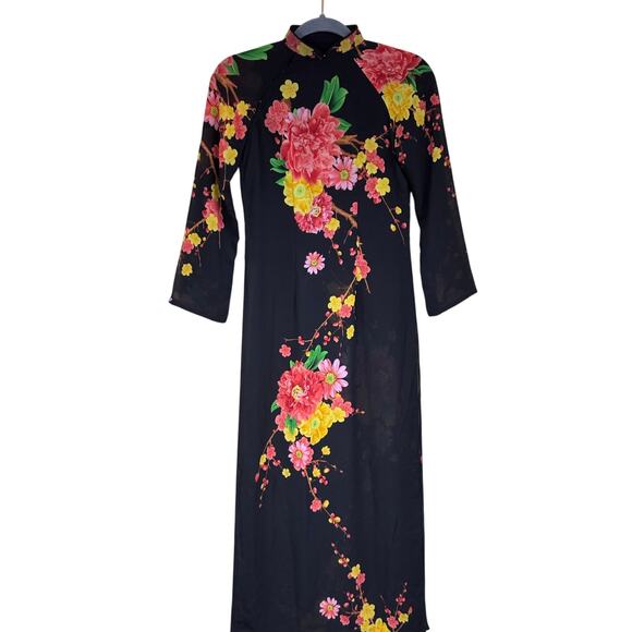 Floral Vietnamese tunic, quiet elegance, Asian inspired, statement, festival - Picture 1 of 6